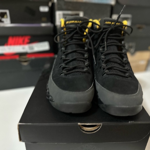Jordan 9 Retro
Dark Charcoal University Gold - Picture 1 of 6